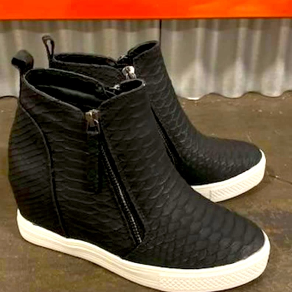 Black wedge sneakers